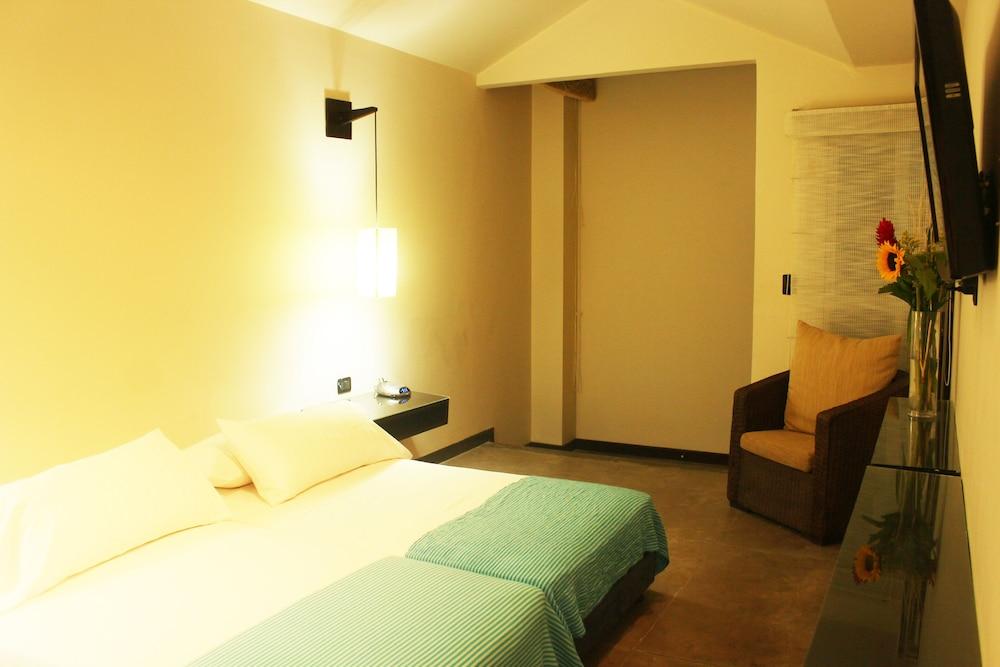 Santorini Express Y Hotel